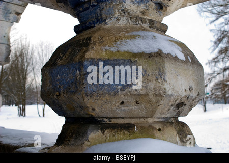 Alten Kloster Wand Spalte Detail schnitzen. Stockfoto