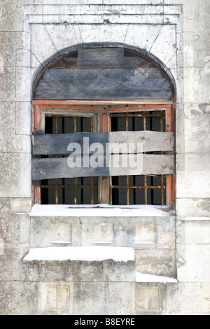 Alte Gebäude Fensterrahmen mit Holzbrettern verstopft. Stockfoto