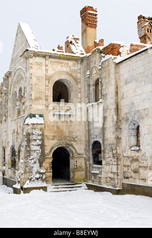 Alten zerstörten Klosters ohne Dach über dem blauen Himmel. Stockfoto