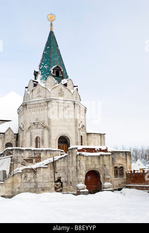 Am alten zerstörten Kloster Turm mit grüne Ziegeldach über blauen Himmel. Stockfoto