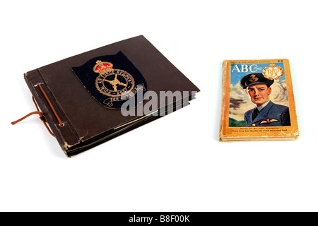 Ein WW2-Veteran s Fotoalbum mit einem Recruitment-Buch vor einem weißen Hintergrund Stockfoto