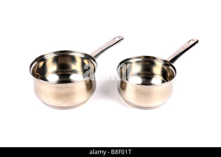 Zwei Edelstahl Kochtopf mit Glasdeckel vor einem weißen Hintergrund Stockfoto