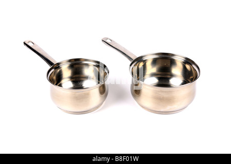 Zwei Edelstahl Kochtopf mit Glasdeckel vor einem weißen Hintergrund Stockfoto