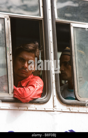 Indische männliche Pkw Bus Fenster, Jaipur, Indien Stockfoto