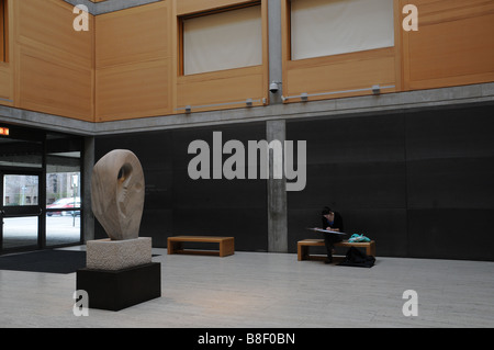 Der Eingang des Yale Center for British Art in New Haven, Conn mit einer Skulptur von Barbara Hepworth. Stockfoto