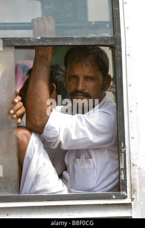 Indische männliche Pkw Blick durch Fenster des Busses, Jaipur, Indien Stockfoto