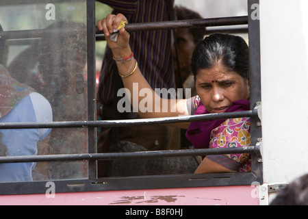 Indische Frau Passagier Blick durch Fenster des Busses beschäftigt, Jaipur, Indien Stockfoto