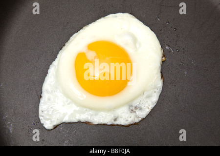 Spiegelei in einer Antihaft-Pfanne Stockfoto