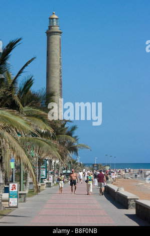 Strandpromenade mit Palmen und Leuchtturm, Maspalomas, Gran Canaria Stockfoto