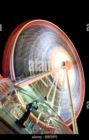Ein Karneval Riesenrad auf der Kirmes drehen. Stockfoto