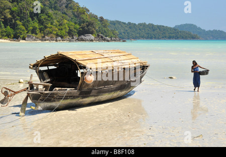 Moken Frau mit ihrem Kunststoff Korb aus Wäsche im Meer, Surin Island, Phangnga, Süd-Thailand. Stockfoto