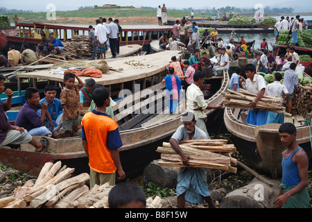 Dem Markt und ein Boot Fähre Bier am Ufer des Kaptai See in Rangamati in Chittagong Hill Tracts, Bangladesch Stockfoto