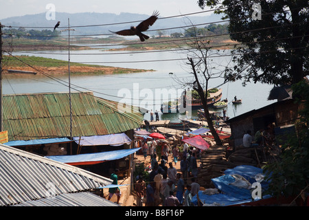 Ein Pfad führt zum Ufer des Kaptai See in Rangamati, Bangladesch Stockfoto