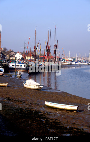 THAMES LASTKÄHNE VERTÄUT AM KAI HYTHE. MALDON, ESSEX. VEREINIGTES KÖNIGREICH. Stockfoto