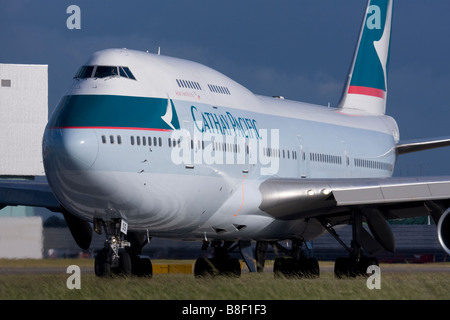 Cathay Pacific Airways Boeing 747-467 Rollen für die Ausreise am Flughafen London Heathrow. Stockfoto