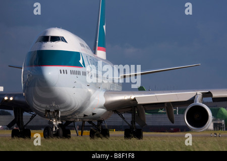 Cathay Pacific Airways Boeing 747-467 Rollen für die Ausreise am Flughafen London Heathrow UK Stockfoto