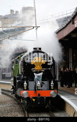 Eine Klasse A1 Peppercorn Dampflok in der Lackierung von HRH Prinz Charles in York Station vor den königlichen Zug ziehen Stockfoto