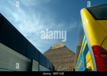 Touristenbusse vor der Pyramide des Chephren in Gizeh bei Kairo in Ägypten im Februar 2009 Stockfoto