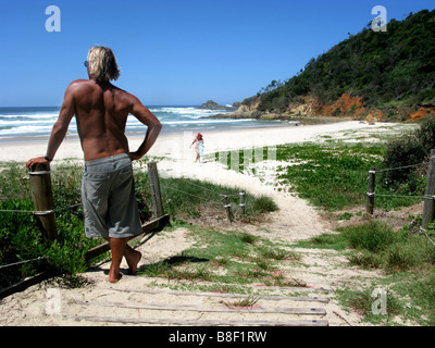 Eine Surfer überprüft Bedingungen bei Broken Head in der Nähe von Byron Bay Australien Stockfoto