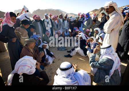 Eine Gruppe von Beduinen Männchen halten Konferenz vor der jährliche Kamelrennen in Ägypten Stockfoto