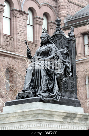 Königin Victoria Statue sitzend auf Thron im Queens Park in Toronto Stockfoto