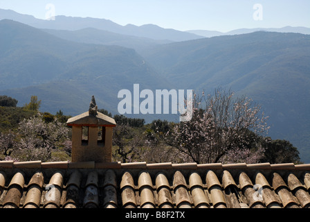 gefliest, Dach, Kamin, Blick zum fernen Bergen, in der Nähe von Benimaurell, Vall de Laguar, Provinz Alicante, Comunidad Valenciana, Spanien Stockfoto