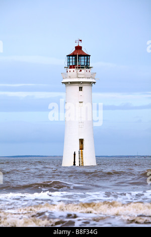 Barsch Rock Leuchtturm mit rauen Meer an der Küste von New Brighton, die sich über den Fluss Mersey Liverpool in Merseyside Stockfoto