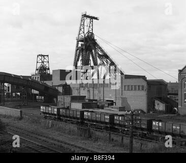 Der Förderturm der Zeche Boldon Coal Mine mit NCB-Kohle Lkw im Vordergrund, North East England, Großbritannien Stockfoto