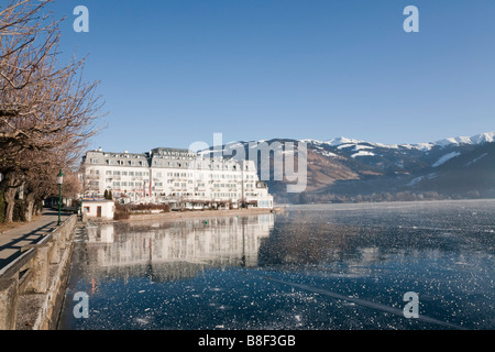 Zugefrorenen Zeller See und das Seeufer Grand Hotel in Alpine Resort im Winter. Zell am See Österreich Europa Stockfoto