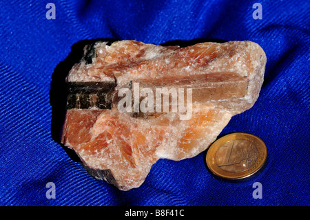 Apatit Kristall in Calcit-Matrix. Stockfoto