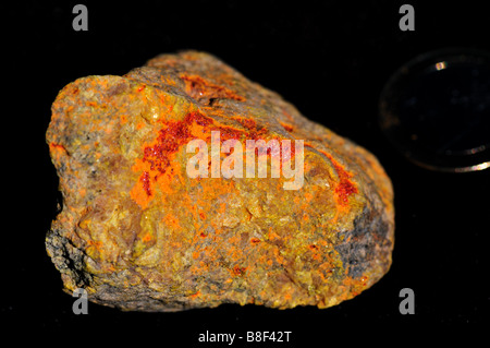 Mischung aus Mineralien Realgar (As4S4) und Rhusma (As2S3). Stockfoto