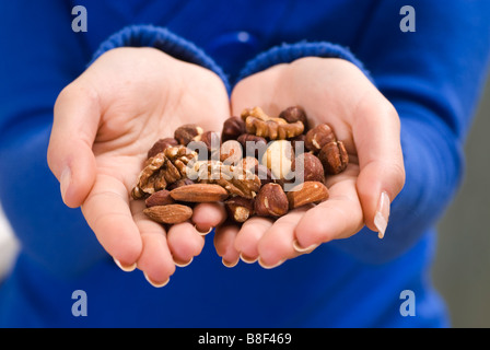 Frau Hand Holding Muttern Stockfoto