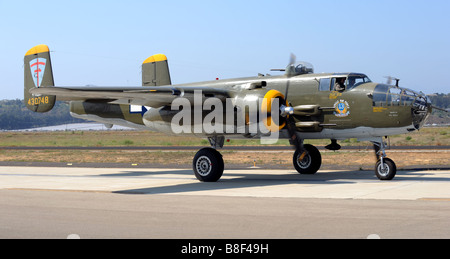North American b-25 Mitchell zweimotoriger mittelschwerer Bomber mit Nose Art "Himmelskörper" bereitet sich auf Start. Stockfoto