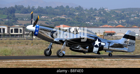 Die p-51 Mustang "Short Fuse Salle" Seriennummer 415622, bereitet Start auf Camarillo Airtstrip in Kalifornien Stockfoto