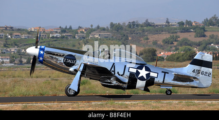 Die p-51 Mustang "Short Fuse Salle" Seriennummer 415622, bereitet Start auf Camarillo Airtstrip in Kalifornien Stockfoto