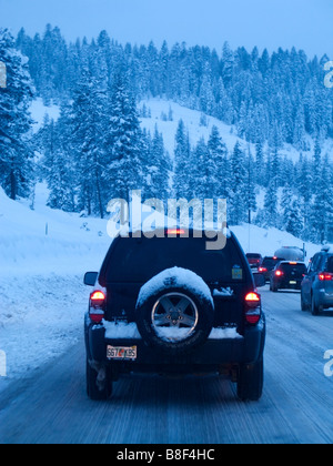 SUV im Winter-Stau auf dem Schnee bedeckt US Interstate 80 am Donner Pass von Lake Tahoe Ski-Gebiete in die SF Bay Area Stockfoto