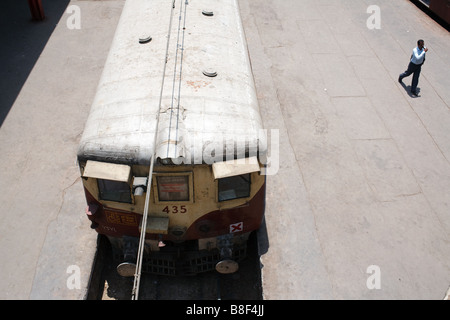 Ein Zug wartet auf einer Plattform in Victoria Terminus CST in Mumbai, Indien Stockfoto