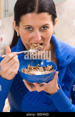 Junge Frau beim Müsli-Frühstück Stockfoto