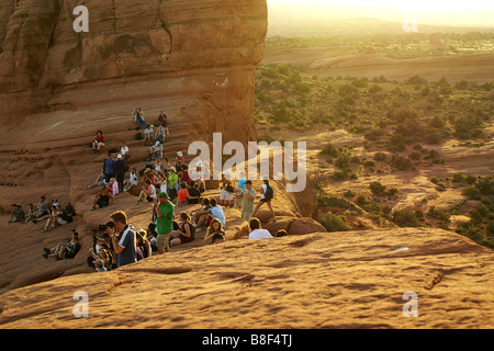 Touristen, die für den Sonnenuntergang am Delicate Arch - Arches National Park, Utah zu sammeln. Stockfoto