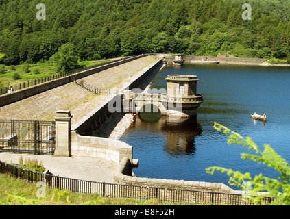 Blick auf einen Damm über das Wasser auf Ladybower Vorratsbehälter, Peak District Derbyshire England UK Stockfoto