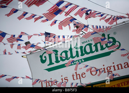 4. Juli 2007 Nathans berühmt Hotdog-Stand am 4. Juli. Stockfoto