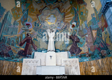 Altar vor der Basilika des Rosenkranzes an der Stelle, wo ein Bauernmädchen eine Vision der Jungfrau Maria Lourdes France sah Stockfoto