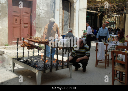 Grill der Lämmer Ostern in einem Backstreet Restaurant in Rethymno auf Kreta Stockfoto