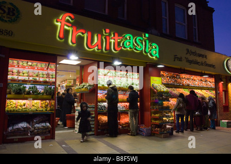 Fruitasia asiatische Gemüsehändler - Brent - London Stockfoto