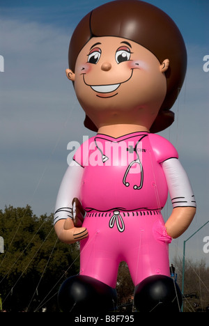 Nancy die Krankenschwester Ballon im Fiesta Bowl Parade in Phoenix, AZ, USA. Die riesigen Ballon trägt Rosa Kleider und stellt St. Joseph's Hospital. Stockfoto