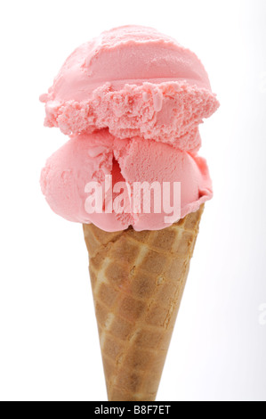 Zwei Kugeln Erdbeereis auf eine Eiswaffel Stockfoto