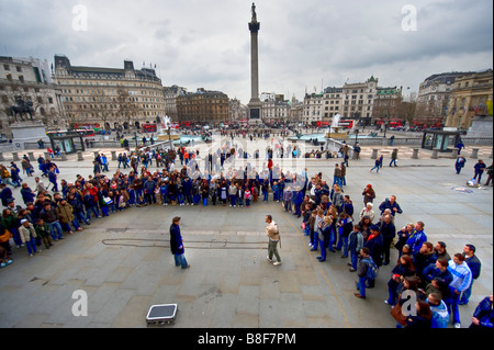 Menge, die gerade eines Mannes ausführen einen Houdini Stil Stunt auf dem Trafalgar Square, London UK Stockfoto