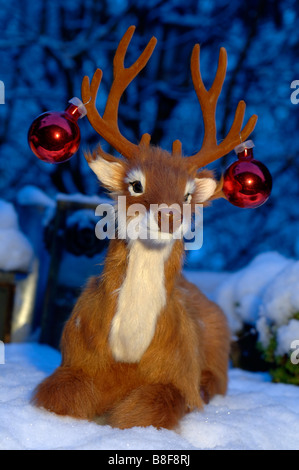 Hirsch (Stofftier) dekoriert mit Weihnachtskugeln Stockfoto