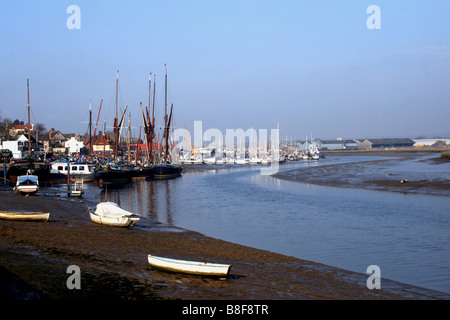 THAMES LASTKÄHNE VERTÄUT AM KAI HYTHE. MALDON, ESSEX. VEREINIGTES KÖNIGREICH. Stockfoto