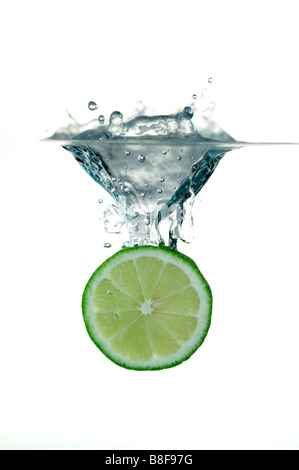 Querschnitt einer Zitrone in Wasser spritzt das Wasser Stockfoto